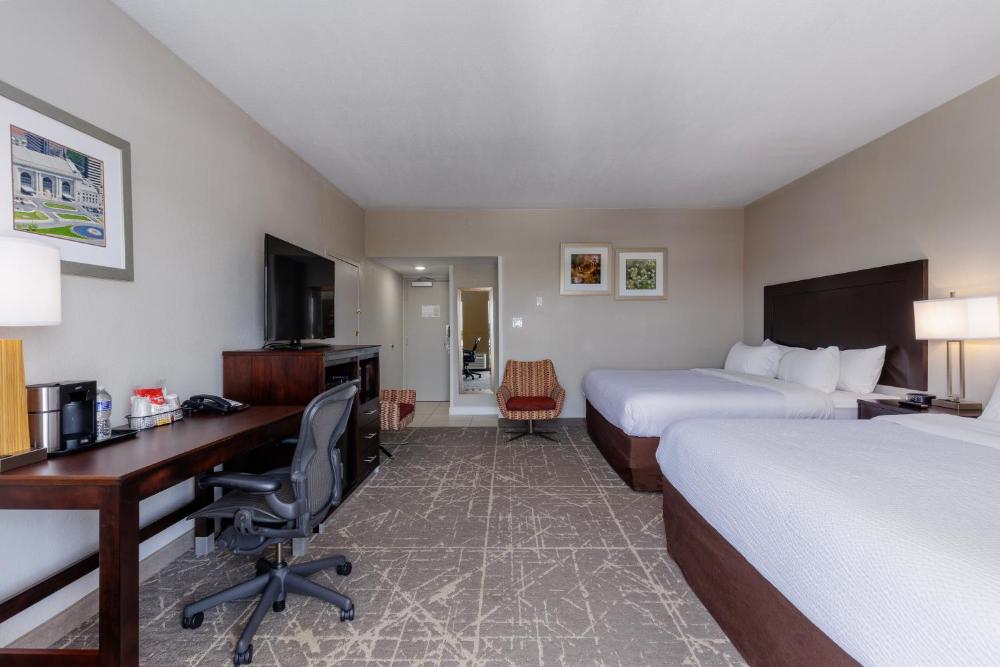 Orangewood Inn & Suites Kansas City Airport