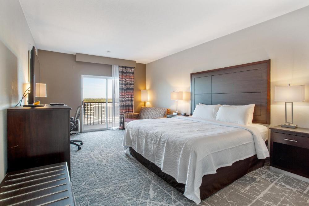King Room with Sofa Bed and Balcony - Non-Smoking interior
